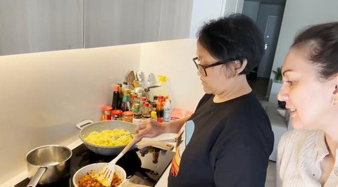 Potret Dapur Apartemen Anak Darius Sinathrya dan Donna Agnesia di Portugal (youtube.com/@DariusDonna)