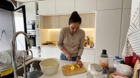 Potret Dapur Apartemen Anak Darius Sinathrya dan Donna Agnesia di Portugal (youtube.com/@DariusDonna)