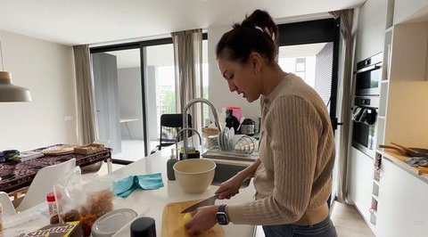 Potret Dapur Apartemen Anak Darius Sinathrya dan Donna Agnesia di Portugal (youtube.com/@DariusDonna)