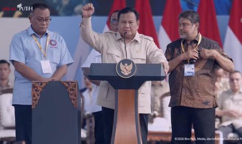 Nasabah melakukan transaksi di gerai ATM, Tangerang, Banten, Kamis (4/11/2021). Layanan BI-Fast Payment bakal menggantikan Sistem Kliring Nasional Bank Indonesia (SKNBI) yang selama ini dipak