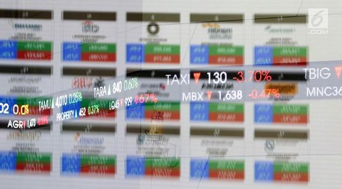 Karyawan berjalan di depan layar Indeks Harga Saham Gabungan (IHSG) di Bursa Efek Indonesia, Jakarta, Jumat (22/1/2021). Indeks acuan bursa nasional tersebut turun 96 poin atau 1,5 persen ke