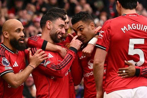Skuad Manchester United merayakan gol yang dicetak Casemiro seusai memanfaatkan umpan Bruno Fernandes saat melawan Aston Villa dalam lanjutan Liga Inggris 2025/2026 di Old Trafford, Minggu (15/3/2026) malam WIB.