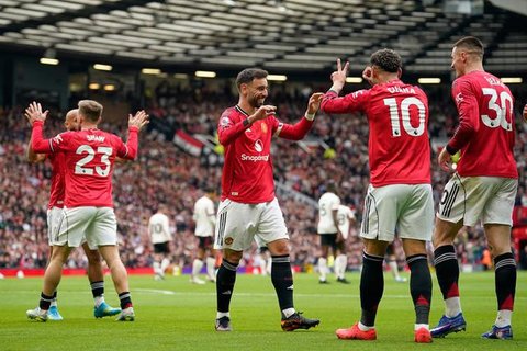 Dua pemain Manchester United (MU) asal Portugal, Bruno Fernandes dan Diogo Dalot, merayakan gol ketiga ke gawang Leicester City dalam laga pekan ke-29 Premier League 2024/2025 di King Power S