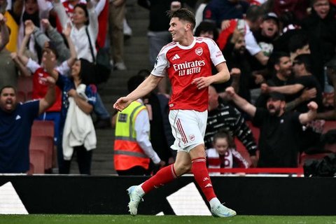 Gelandang Arsenal, Noni Madueke, merayakan keberhasilan timnya melangkah ke final Liga Champions 2025/2026 setelah menyingkirkan Atletico Madrid dengan kemenangan agregat 2-1. (Adrian Dennis