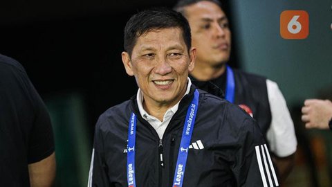Wasit Ko Hyung-jin memberikan kartu merah kepada pemain Persija Jakarta, Bruno Tubarao setelah melanggar pemain Persib Bandung dalam laga lanjutan BRI Super League 2025/2026 di Stadion Gelora