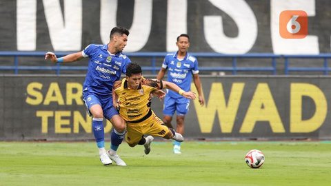 Wasit Ko Hyung-jin memberikan kartu merah kepada pemain Persija Jakarta, Bruno Tubarao setelah melanggar pemain Persib Bandung dalam laga lanjutan BRI Super League 2025/2026 di Stadion Gelora