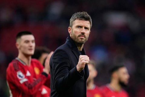 Manajer interim Manchester United, Michael Carrick (kanan), dan Casemiro. (Darren Staples / AFP)