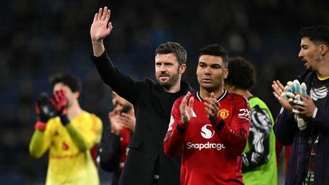 Manajer interim Manchester United, Michael Carrick (kanan), dan Casemiro. (Darren Staples / AFP)