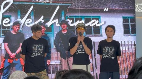 Sheila On 7 rayakan 30 tahun berkarya di industri musik Indonesia dengan merilis lagu baru "Sederhana." Proses mixing dan mastering dilakukan di Yogyakarta.