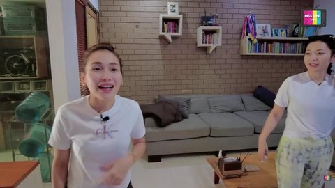 Lihat di sini gaya Hesti Purwadinata dan suami saat buka puasa bersama. [@hestipurwadinata].