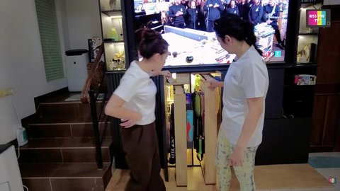 Lihat di sini gaya Hesti Purwadinata dan suami saat buka puasa bersama. [@hestipurwadinata].