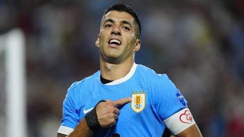 Luis Suarez yang ditunjuk sebagai algojo berhasil menuntaskan tugasnya. Ia berhasil membuka keran gol dari tendangan penalti. (AFP/Rich Storry)