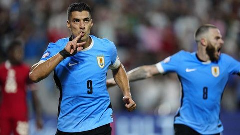 Luis Suarez yang ditunjuk sebagai algojo berhasil menuntaskan tugasnya. Ia berhasil membuka keran gol dari tendangan penalti. (AFP/Rich Storry)