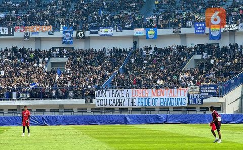 Pantauan langsung Bola.com di lapangan memperlihatkan hampir tidak ada celah yang tersisa di tribune Stadion Utama Gelora Bung Karno. Bahkan, anak tangga yang seharusnya steril pun terisi ole
