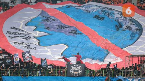 Pantauan langsung Bola.com di lapangan memperlihatkan hampir tidak ada celah yang tersisa di tribune Stadion Utama Gelora Bung Karno. Bahkan, anak tangga yang seharusnya steril pun terisi ole