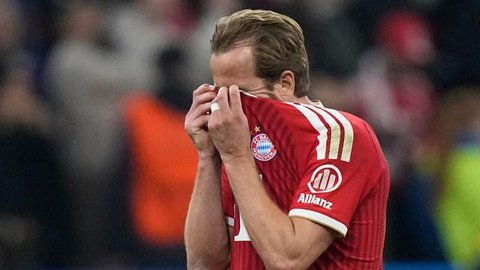 Willian Pacho mencoba merebut bola dari Harry Kane di laga Bayern Munchen vs PSG, Kamis (7/5/2026) (AP Photo/Matthias Schrader)