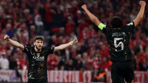 Willian Pacho mencoba merebut bola dari Harry Kane di laga Bayern Munchen vs PSG, Kamis (7/5/2026) (AP Photo/Matthias Schrader)