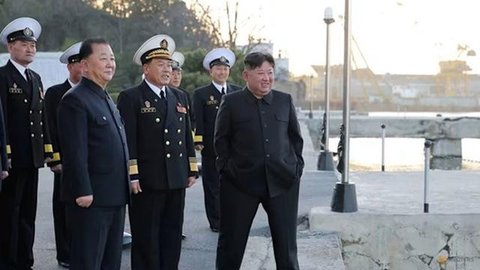 Warga berdatangan untuk memberi penghormatan di depan patung mendiang pemimpin Korea Utara Kim Il-sung dan Kim Jong-il pada peringatan 10 tahun kematian Kim Jong-il, Pyongyang, Korea Utara, 1