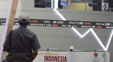 Pekerja beraktivitas di BEI, Jakarta, Selasa (4/4).  Sebelumnya, Indeks harga saham gabungan (IHSG) menembus level 5.600 pada penutupan perdagangan pertama bulan ini, Senin (3/4/2017). (Liput