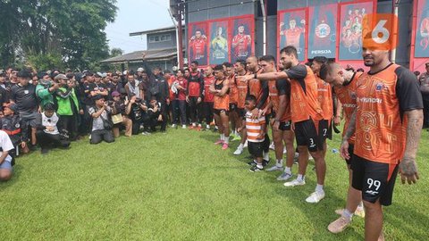 Ratusan suporter Persija Jakarta, The Jakmania, menyerbu latihan tim kebanggaannya di Persija Training Ground, Depok, pada Jumat (8/5/2026) pagi WIB. (Bola.com/Muhammad Iqbal Ichsan)