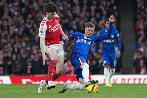 Cole Palmer dan Declan Rice berebut bola dalam laga Liga Inggris antara Chelsea vs Arsenal di Emirates Stadium, 1 Maret 2026.