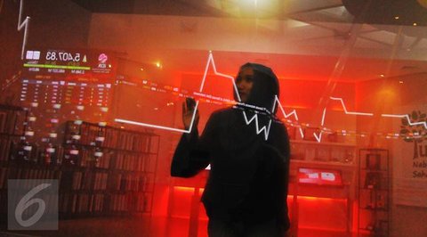 Pekerja berbincang di dekat layar indeks saham gabungan di BEI, Jakarta, Selasa (4/4). Pada pemukaan indeks harga saham gabungan (IHSG) hari ini naik tipis 0,09% atau 4,88 poin ke level 5.611