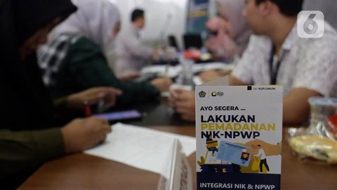 Petugas melayani masyarakat yang ingin melaporkan SPT di Kantor Direktorat Jenderal Pajak di Jakarta, Rabu (11/3/2020). Hingga 9 Maret 2020, pelaporan SPT pajak penghasilan (PPh) orang pribad