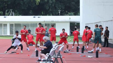 Gol keempat lahir pada menit ke-75 melalui Mauro Zijlstra. Tampak dalam foto, bek Timnas Indonesia, Elkan Baggott (tengah) berusaha mengamankan bola atas saat melawan Saint Kitts and Nevis pa