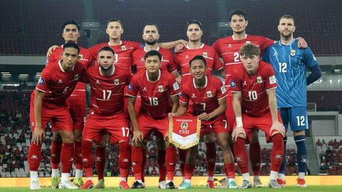 Gol keempat lahir pada menit ke-75 melalui Mauro Zijlstra. Tampak dalam foto, bek Timnas Indonesia, Elkan Baggott (tengah) berusaha mengamankan bola atas saat melawan Saint Kitts and Nevis pa