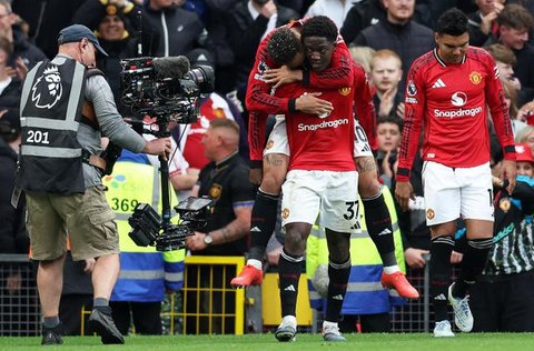 Pelatih sementara Manchester United asal Inggris, Michael Carrick (kanan), bertepuk tangan dengan maskot Fred the Red menjelang dimulainya pertandingan Liga Inggris antara Manchester United d