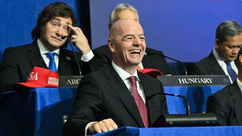 Berdiri di samping Trofi Piala Dunia, Presiden FIFA, Gianni Infantino, menyampaikan pidato pada pertemuan musim dingin Konferensi Walikota AS pada 29 Januari 2026 di Washington, DC. Infantino