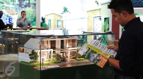 Pengunjung melihat pameran Property Week 2015 di Balai Kartini, Jakarta, Kamis (17/9/2015). 140 pengembang mengisi pameran tersebut dan di harapkan dapat membantu mengembalikan dinamisme indu