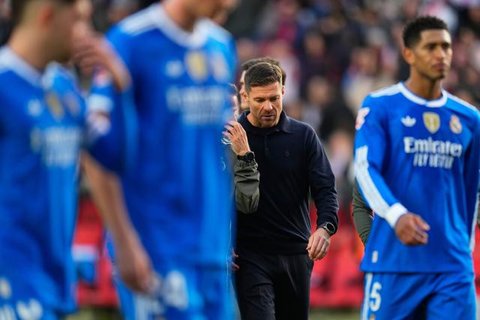Pelatih Real Madrid, Xabi Alonso, berjalan bersama para pemainnya saat pertandingan La Liga Spanyol melawan Rayo Vallecano di Estadio de Vallecas, Spanyol, Minggu (9/11/2025).