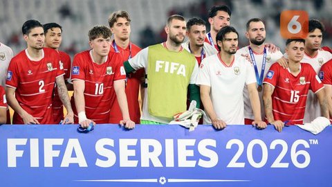 Para pemain Timnas Indonesia berfoto bersama sebagai runner up setelah laga final FIFA Series 2026 melawan Bulgaria di tadion Utama Gelora Bung Karno, Senayan, Jakarta, Senin (30/03/2026).