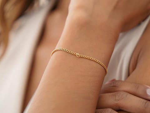 Gelang Emas Minimalis Tipis tapi Tetap Terlihat Mahal (AI)
