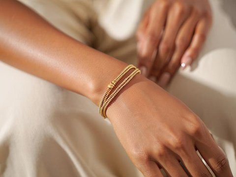 Gelang Emas Minimalis Tipis tapi Tetap Terlihat Mahal (AI)
