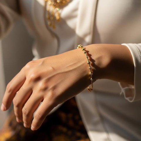 Gelang Emas Minimalis Tipis tapi Tetap Terlihat Mahal (AI)