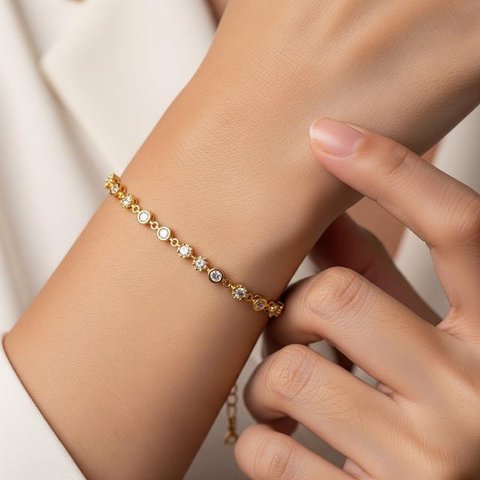 Gelang Emas Minimalis Tipis tapi Tetap Terlihat Mahal (AI)