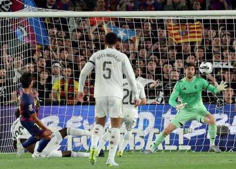 Penyerang Barcelona, Marcus Rashford (belakang), merayakan gol pertama timnya bersama rekan-rekannya dalam pertandingan liga sepak bola Spanyol antara FC Barcelona melawan Real Madrid CF di S