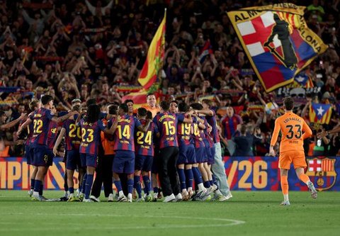 Penyerang Barcelona, Marcus Rashford (belakang), merayakan gol pertama timnya bersama rekan-rekannya dalam pertandingan liga sepak bola Spanyol antara FC Barcelona melawan Real Madrid CF di S