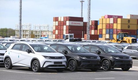 Sekjen DPR Indra Iskandar mengisi daya mobil listrik merek 'Hyundai Ioniq 5' di halaman Kompleks DPR RI, Jakarta, Jumat (30/9/2022). Sebanyak 55 unit mobil tersebut akan digunakan para delega