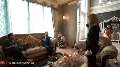 Potret Ruang Tamu Rumah Inul Daratista/Youtube/The Hermansyah A6