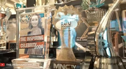 Potret Ruang Tamu Rumah Inul Daratista/Youtube/The Hermansyah A6