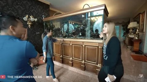 Potret Ruang Tamu Rumah Inul Daratista/Youtube/The Hermansyah A6