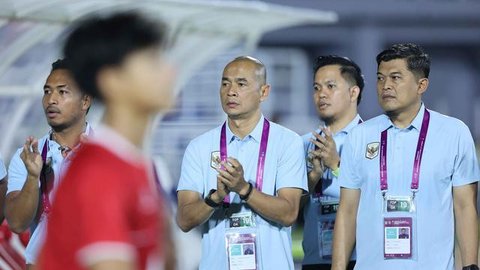Pelatih Timnas Indonesia U-17, Kurniawan Dwi Yulianto saat memimpin tim asuhannya menghadapi Malaysia dalam laga kedua Grup A Piala AFF U-17 2026 di Stadion Gelora Joko Samudro, Gresik, Kamis