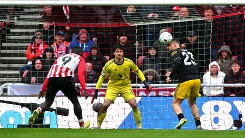 Aksi Senne Lammens pada laga pekan ke-7 Premier League antara Manchester United vs Sunderland di Old Trafford - AP Photo/Dave Thompson