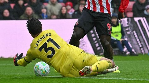 Aksi Senne Lammens pada laga pekan ke-7 Premier League antara Manchester United vs Sunderland di Old Trafford - AP Photo/Dave Thompson