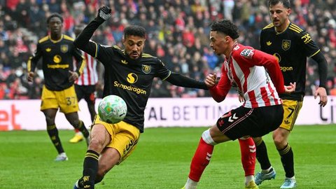Pelatih sementara Manchester United asal Inggris, Michael Carrick, memberi selamat kepada gelandang Manchester United asal Portugal bernomor punggung 08, Bruno Fernandes, setelah pertandingan