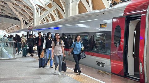 KCIC mengecam tindakan penumpang yang menahan pintu kereta cepat Whoosh. (Foto: KCIC)