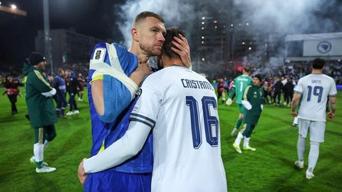 Striker Timnas Bosnia-Herzegovina, Edin Dzeko, mengenakan jersey biru produksi Kelme di laga Kualifikasi Euro 2024. (ELVIS BARUKCIC / AFP)